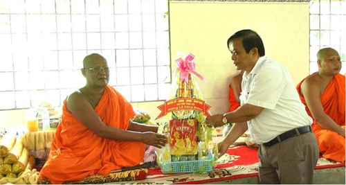 Ông Lê Hồng Phúc, Chủ tịch UBND huyện Trà Cú: Thăm, chúc mừng Sêne Đôlta năm 2019 tại chùa Leng